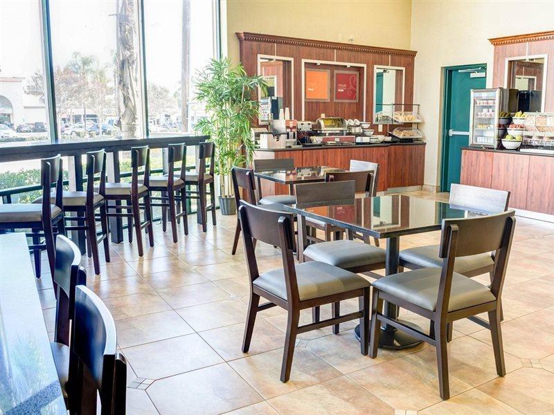 Comfort Inn & Suites Near Universal - N Hollywood - Burbank Los Angeles Buitenkant foto