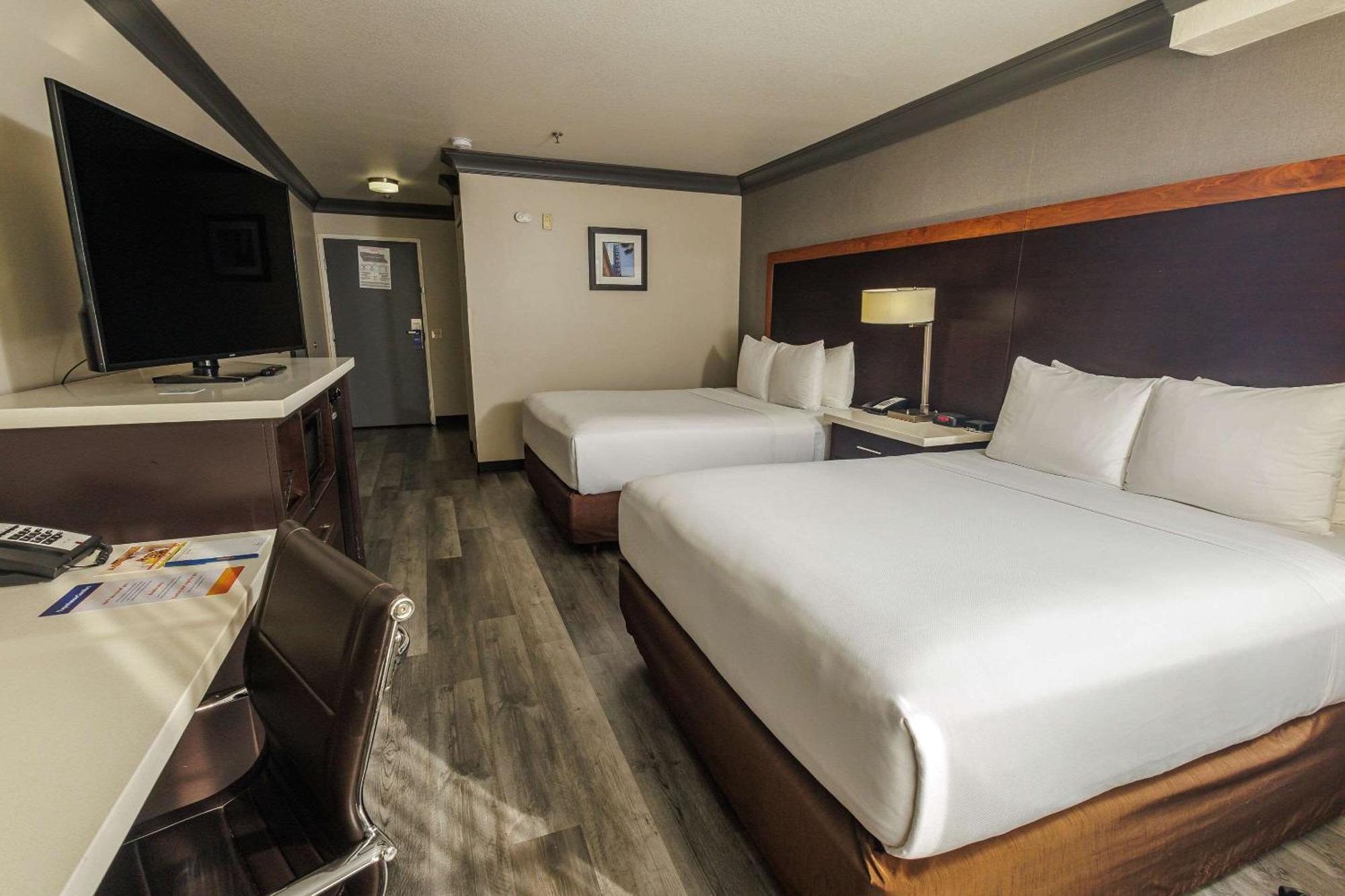 Comfort Inn & Suites Near Universal - N Hollywood - Burbank Los Angeles Buitenkant foto